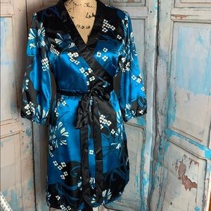 Vintage XL 90’s Silk robe style wrap dress Blue with white and black floral